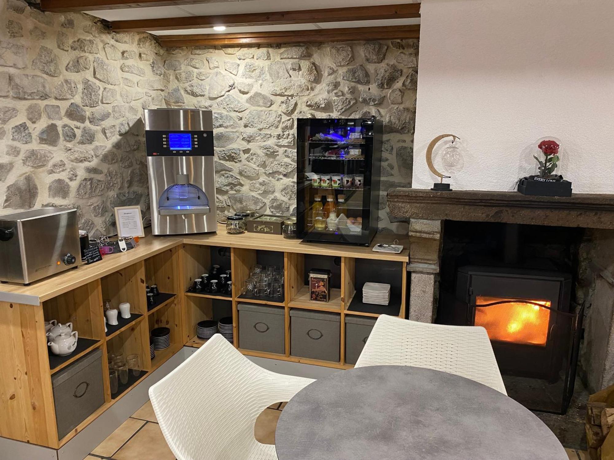 Hotel La Bonne Hotesse Chambon-sur-Lac Eksteriør bilde